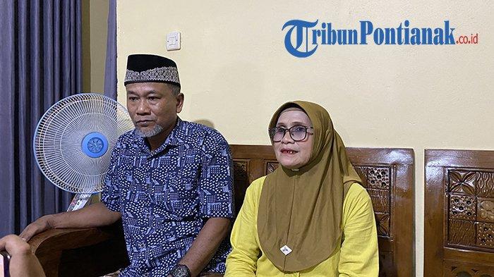 Orang tua Veddriq Leonardo saat diwawancari oleh media usai menyaksikan pertandingan Olimpiade Paris 2024 panjat tebing di rumahnya Tanjung Raya 2 Kota Pontianak, Kamis, 8 Agustus 2024 