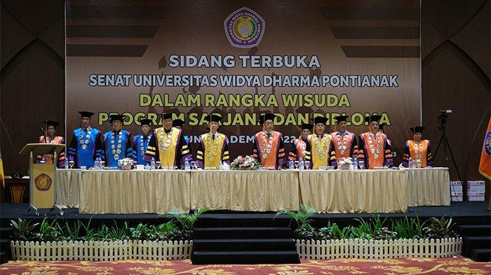 Widya Dharma Pontianak melaksanakan wisuda ke-4 sejak alih status dari perguruan tinggi menjadi universitas. Wisuda yang diikuti 716 lulusan digelar di Qubu Resort, Ayani II, Selasa 31 Oktober 2023.