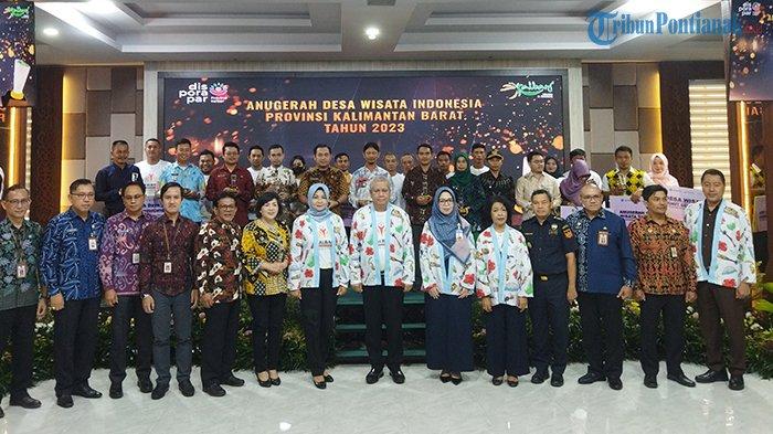 Kepala Dinas Kepemudaan, Olahraga dan Pariwisata (Kadisporapar) Kalimantan Barat, Windy Prihastari melakukan foto bersama dalam acara Penganugrahan Kalbar Award 2023, yang berlangsung di Aula Garuda, pada Kamis 20 Juli 2023.