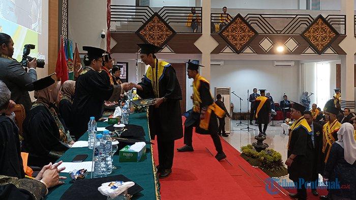 Wisuda sarjana XXXV Tahun 2023, di gedung Convention Centre UPB Pontianak, Jalan Komyos Sudarso Pontianak, Kalimantan Barat, Selasa 19 September 2023.
