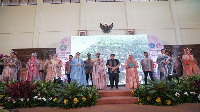 Ketua Dewan Kerajinan Nasional Daerah (Dekranasda) Kota Pontianak yang juga Ketua Tim Penggerak PKK Kota Pontianak Yanieta Arbiastutie memamerkan desain koleksi 'Cerita Kite' bertepatan dengan Hari Ibu.