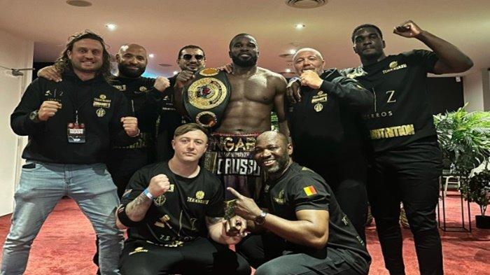 Yves Ngabu berpose usai berhasil merebut gelar Tinju Dunia IBO Floyd Masson