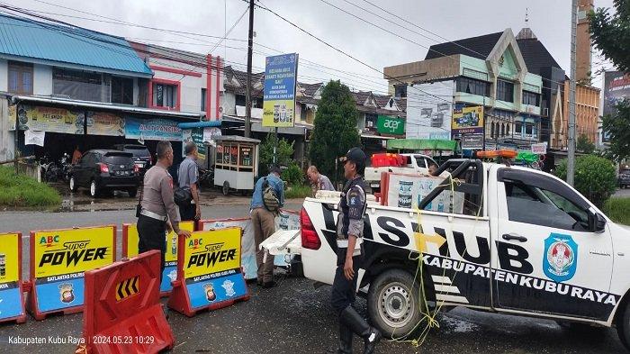 Petugas Dishub Kubu Raya, P2JN serta Polantas Polres Kubu Raya saat menutup U-turn Jalan Arteri Supadio depan PIL pada Kamis 23 Mei 2024.