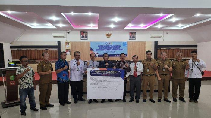 Pj Bupati Suherman saat foto bersama pejabat lainnya di acara pendampingan dan penandatanganan komitmen dukungan pelaksanaan penerimaan peserta didik baru (PPDB) daerah tahun ajaran 2024/2025 yang diselenggarakan Badan Penjamin Mutu Pendidikan (BPMP) Provinsi Kalimantan Barat bekerjasama dengan Pemkab Sanggau di Aula Bapenda Sanggau, Kalimantan Barat, Senin 3 Juni 2024.