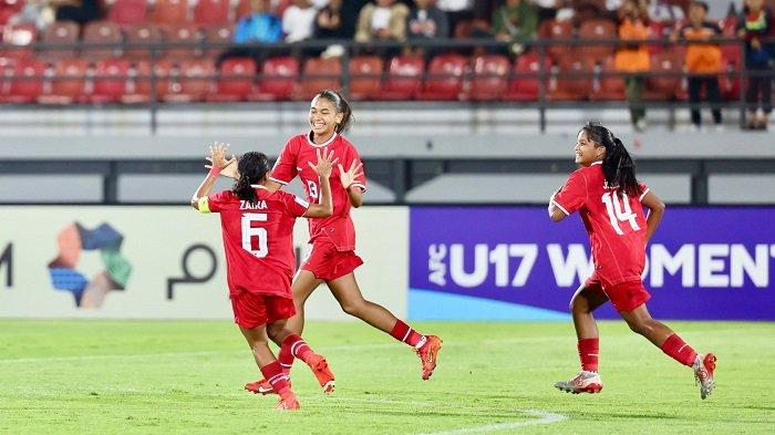 Selebrasi Pemain Timnas Wanita Indonesia saat berhasil mencetak gol ke gawang Filipina di Stadion Kapten I Wayan Dipta.