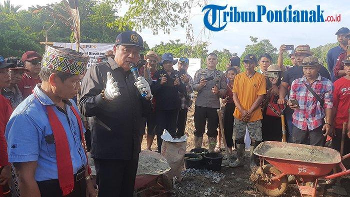 Ketua Komisi V DPR-RI, Lasarus meletakan batu pertama pembangunan dua jembatan gantung di Kecamatan Sepauk, Kabupaten Sintang, Kalimantan Barat, Jumat 11 Agustus 2023. Dua jembatan gantung yang akan mulai dibangun menggunakan dana APBN ini pertama di Desa Bangun Sekayu.