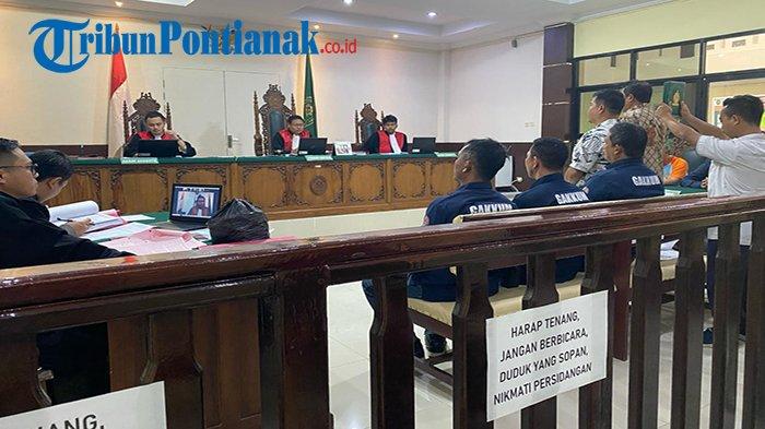 Dua terdakwa kasus perdagangan sisik trenggiling seberat 337,88 kilogram menjalani persidangan di Pengadilan Negeri Sintang, Kalimantan Barat, Senin 12 Februari 2024.