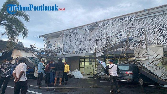 Dua unit kendaraan yang terparkir di depan Mall Pelayanan Publik (MPP) Bumi Senentang tertimpa kerangka canopy yang roboh akibat diterjang angin kencang pada Kamis, 16 Mei 2024 sekitar pukul 16.45 wib.