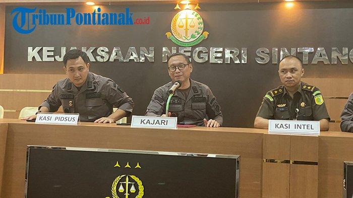 Kajari Sintang, Aco Rahmadi Jaya memimpin press rilis pengungkapan kasus dugaan korupsi. Kejaksaan Negeri Sintang, Kalimantan Barat menetapkan 4 orang sebagai tersangka atas dugaan tindak pidana korupsi penyimpangan dalam pemberian fasilitas kredit modal kerja biasa Bank Kalbar Cabang Sintang.