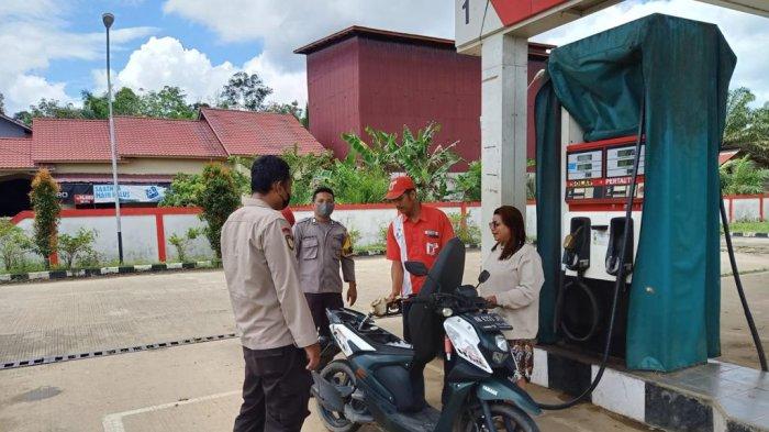 Personel Polsek Belimbing lakukan patroli dan memberikan arahan serta imbauan kepada pemilik SPBU dan masyarakat tentang penyaluran BBM bersubsidi, Rabu 16 Agustus 2023 malam