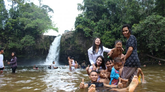 Pesona Air Terjun Sti'in, Jadi Lokasi Wisata Warga Saat Libur Natal -  Tribunpontianak.co.id
