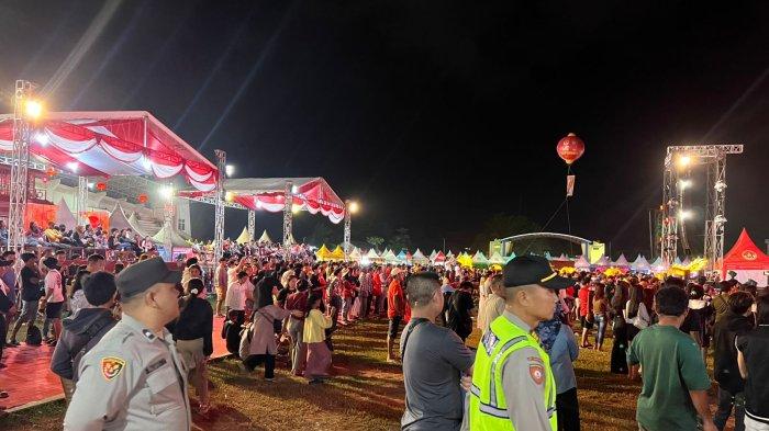 PENTAS SENIN BUDAYA - Sejumlah Polisi melakukan pengamanan Pentas Seni Budaya dan Expo UMKM dalam rangka perayaan Imlek 2576 dan Cap Go Meh 2025, Selasa 4 Februari 2025 malam. Acara ini hadirkan berbagai pertunjukan seni dan budaya serta puluhan stand UMKM yang memamerkan produk unggulan daerah.