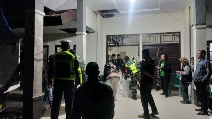 Polisi melakukan pengamanan pergeseran kotak suara dari Panitia Pemilihan Kecamatan (PPK) Singkawang Utara ke gudang logistik di Singkawang berlangsung dengan lancar dan aman, Jum,at 29 November 2024