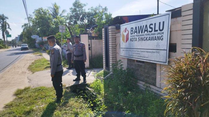 Personel Polisi lakukan Pengamanan Badan Pengawas Pemilu (Bawaslu) Kota Singkawang berlangsung dalam rangkaian Operasi Mantap Praja Kapuas 2024.
