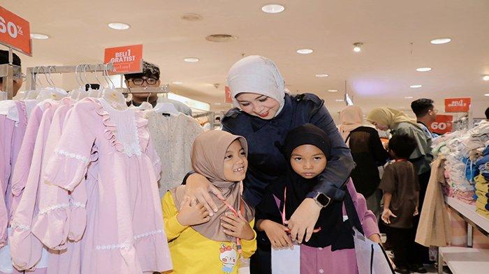 Windy mengajak sebanyak 50 anak yatim dan dhuafa berbelanja baju lebaran langsung ke pusat perbelanjaan Ayani Mega Mall Pontianak, Senin 8 April 2024.