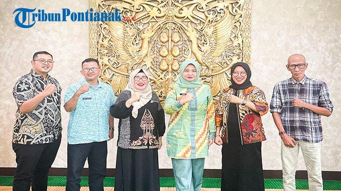 Foto bersama Ketua IKA SMANSA Pontianak dengan Kepsek SMAN 1 Pontianak dan para alumni serta Komite sekolah, di Pendopo Gubernur Kalbar.