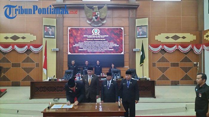 Penandatanganan persetujuan Raperda APBD murni tahun 2024, dalam sidang paripurna, di Gedung DPRD Kapuas Hulu, Jumat 24 November 2023. Cek Jadwal Pelantikan DPRD Kapuas Hulu 2024-2029 dalam artikel ini