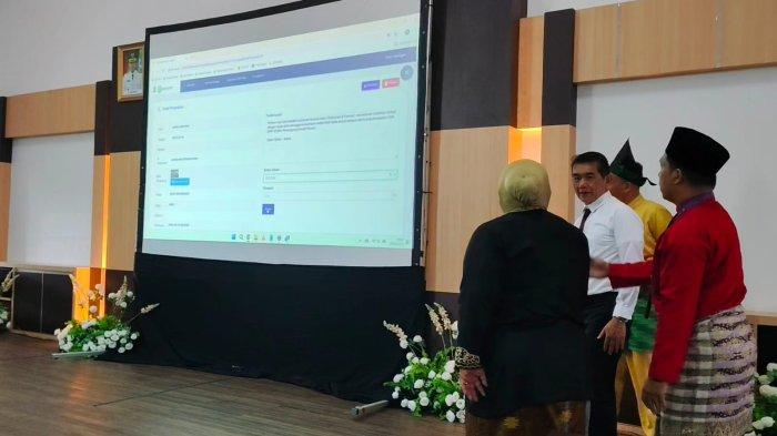 Pj Wali Kota Pontianak Ani Sofian mendengar penjelasan dari Tim RSUD SSMA tentang Aplikasi Simponi V.2