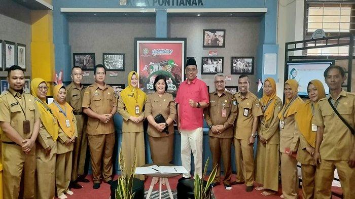 Foto bersama Staf Ahli dengan Kadis DPK Provinsi Kalbar, Kadis DPK Kota Pontianak dan Petugas ke Arsipan Kota Pontianak.