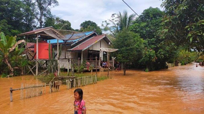 Kondisi banjir bandang di salah satu kecamatan di Kabupaten Melawi, pada Rabu 8 Mei 2024.