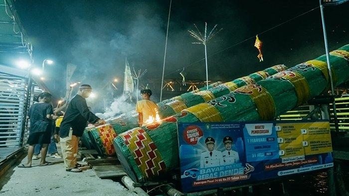 Kepala Bapenda Provinsi saat menyulutkan Meriam Karbit pada festival Keriam Karbit tahun 2023 di Kota Pontianak, pada Kamis 20 April 2023.