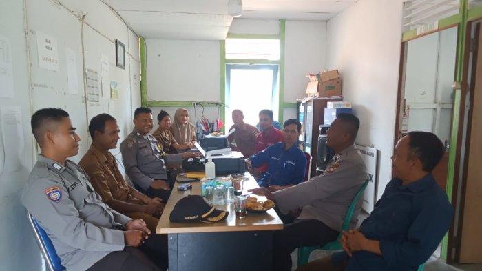 Personel Polsek Belimbing di pimpin Aiptu Adi Wahyono bersama Ps Kanit Binmas Bripka Yoseph Siwi dan Bhabinkamtibmas Bripka Bahrain Abdulah melakukan kunjungan dan silaturahmi ke Desa Guhung yang diterima Kepala Desa bersama perangkat Desa, Senin  10 September 2024.