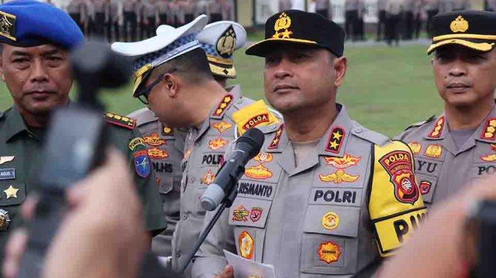 BERI KETERANGAN- Kapolda Kalbar Irjen Pol Pipit Rismanto beri keterangan kepada wartawan setelah pimpin Apel Gelar Pasukan dalam rangka pelaksanaan Operasi Patuh Kapuas 2025  di Lapangan Jananuraga, Mapolda Kalbar, Senin 14 Juli 2025. Kapolda Kalbar menegaskan pentingnya pelaksanaan operasi ini sebagai bentuk kehadiran negara dalam menjaga keselamatan masyarakat di jalan