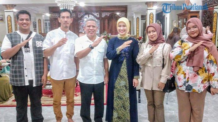 Warga kabupaten Mempawah saat foto bersama dengan Muda Mahendrawan bersama istri saat mengikuti open house di kediamannya Jalan Tanjungsari, Kota Pontianak, Sabtu 13 April 2024.