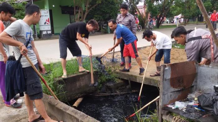 Antisipasi Banjir, Warga Gotong Royong Bersihkan Selokan