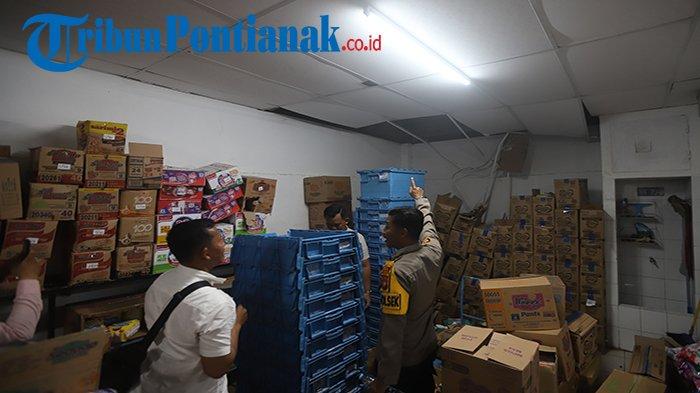 Kasat Reskrim Polres Kubu Raya bersama Kapolsek Sungai Ambawang saat melakukan pengecekan Tempat Kejadian Perkara (TKP) pembobolan Minimarket Indomaret, di Jalan Trans Kalimantan, Kecamatan Sungai Ambawang, Kabupaten Kubu Raya, Rabu, 5 Maret 2023. TRIBUN PONTIANAK/TRI PANDITO WIBOWO
