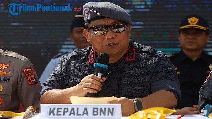 Kepala Badan Narkotika Nasional Komjen Pol Petrus Reinhard Golose memimpin Konferensi Pers bersama sejumlah pejabat lainnya memberikan keterangan saat pengungkapan kasus penyelundupan narkoba yang berhasil digagalkan pada Operasi Laut Interdiksi Terpadu Tahun 2023, di Pelabuhan Dwikora, Kota Pontianak, Selasa, 6 Juni 2023. Operasi tersebut bertajuk sandi Purnama (Gempur Peredaran Narkotika Bersama) berhasil menggagalkan penyelundupan 130 kilogram sabu dan menangkap sebelas orang anggota sindikat narkoba jaringan internasional. TRIBUN PONTIANAK/TRI PANDITO WIBOWO