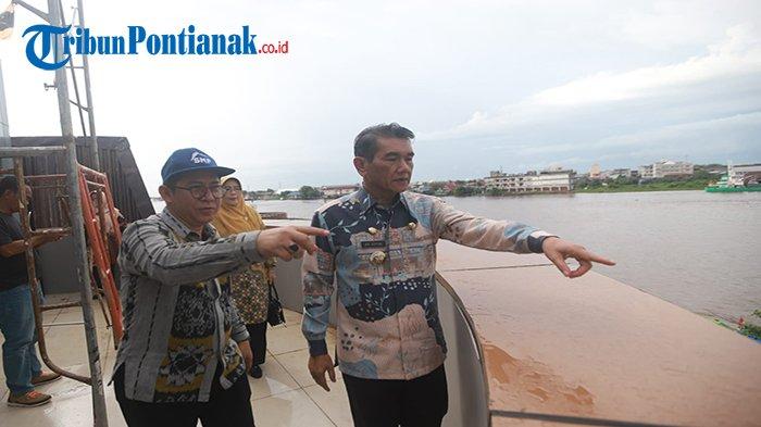 PJ Wako Pontianak Ani Sofian dan Kepala Dinas PUPR Kota Pontianak Firayanta melakukan pemantauan. (Tri Pandito Wibowo)