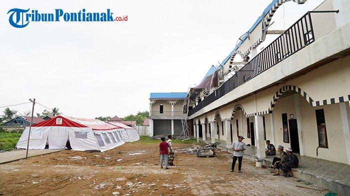 Kondisi bangunan ambruk setelah diterpa angin kencang, di Pondok Pesantren (Ponpes) Madinatul Qur'an, Desa Pal IX, Kecamatan Sungai Kakap, Kabupaten Kubu Raya, Rabu, 18 Oktober 2023.