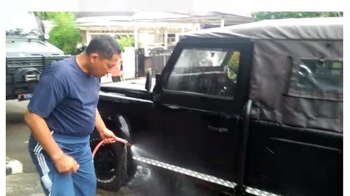 Mantan Kepala Badan Narkotika Nasional (BNN) Komisaris Jenderal (Purn) Budi Waseso (58) tampak sibuk mencuci jeep merek Land Rover hitam i depan rumahnya, komplek Perwira TNI AD, Jalan Bulakrantai, Kramat Jati, Jakarta Timur, Jumat (2/3/2018).