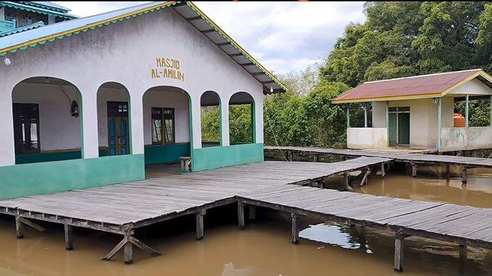 Kondisi debet air sungai Kapuas di wilayah Kecamatan Bunut Hilir, Minggu 7 April 2024.