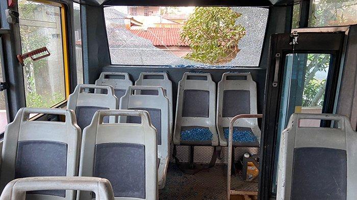 Kondisi kaca pecah di mobil bus mini miliknya Dishub Kabupaten Kapuas Hulu, yang terjadi pada Rabu 8 Mei 2024 malam. Atas kejadian tersebut, spiker di dalam bus hilang, diduga dilakukan oleh pelaku pencurian.