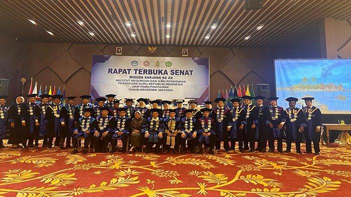 Foto bersama segenap civitas Institut Keguruan dan Ilmu Pendidikan Persatuan Guru Republik Indonesia (IKIP-PGRI) Pontianak usai menggelar wisuda angkatan ke XX, pada Kamis 7 Maret 2024.