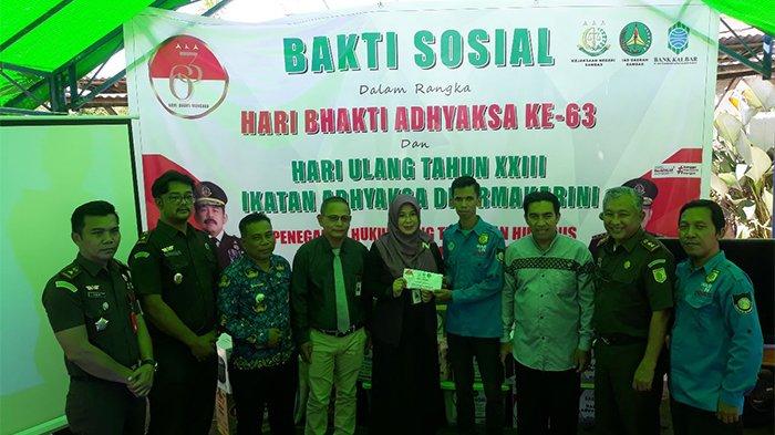 Dalam rangka memperingati Hari Bhakti Adhiyaksa ke-63 Tahun 2023, Kejaksaan Negeri Sambas mengadakan beberapa rangkaian acara kegiatan sosial yang ditujukan kepada masyarakat. 