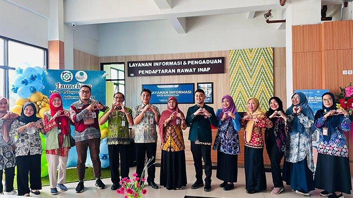 Dalam rangka meningkatkan kualitas pelayanan bagi peserta Jaminan Kesehatan Nasional (JKN), BPJS Kesehatan resmi memperkenalkan inovasi terbaru melalui Loket Pelayanan Informasi BPJS Kesehatan dan Portal Quick Response (POROS).