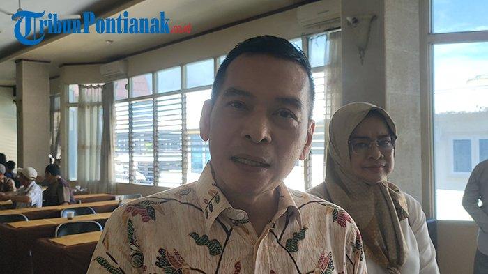 Anggota Komisi IV DPR RI, Daniel Johan (kiri) saat ditemui Tribun Pontianak di Aula Hotel Khatulistiwa Kota Singkawang, Kalimantan Barat, Rabu 6 Desember 2023.