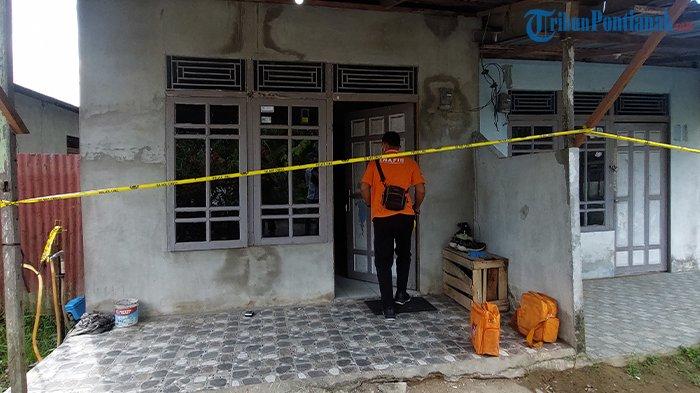 Petugas Kepolisian dari Polda Kalbar saat melakukan olah tempat kejadian perkara (TKP) seorang anggota Polri yang diduga bunuh diri, Senin 10 Juni 2024.