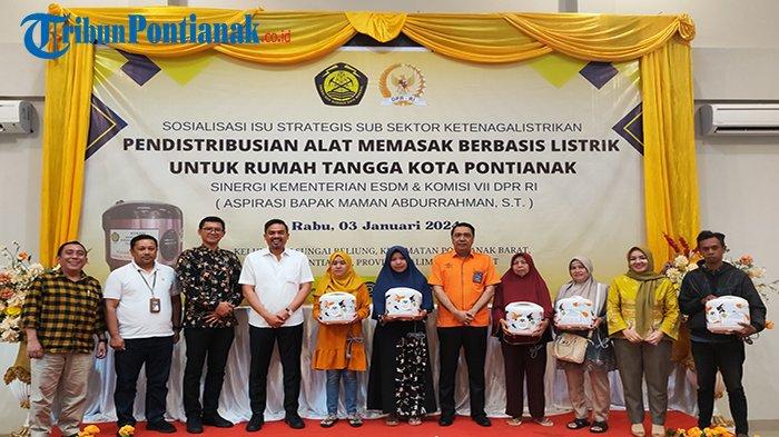 Kementerian ESDM dan Komisi VII DPR RI bersinergi melakukan pendistribusian alat memasak berbasis listrik (AML) untuk rumah tangga di Kota Pontianak. Pendistribusian secara simbolis digelar di Kelurahan Sungai Beliung Pontianak Barat, tepatnya di Aula Kampus Universitas Panca Bhakti (UPB) Pontianak, Rabu 3 Januari 2024.