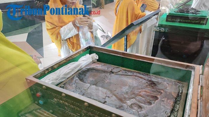 Penampakan artefak peninggalan Rasulullah SAW dan Sahabat-sahabatnya pada agenda Pameran Artefak Rindu Rasulullah yang diselenggarakan di Pontianak Convention Center (PCC) mulai 05 - 10 November 2023.