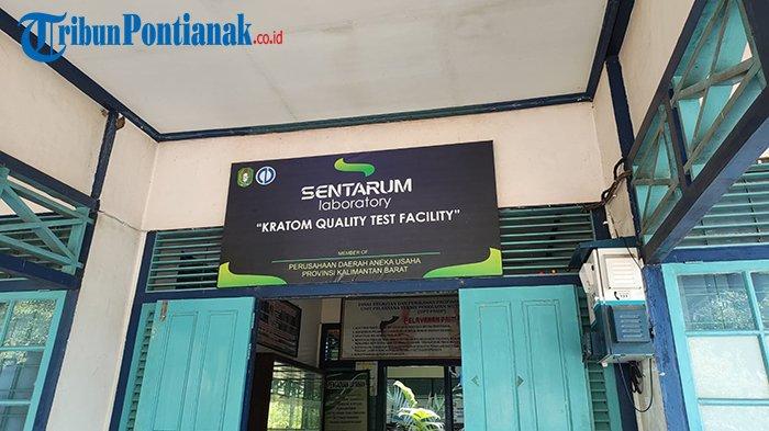 Plang nama Sentarum Laboratory Perusda Aneka Usaha Kalbar, Rabu 26 Juli 2023