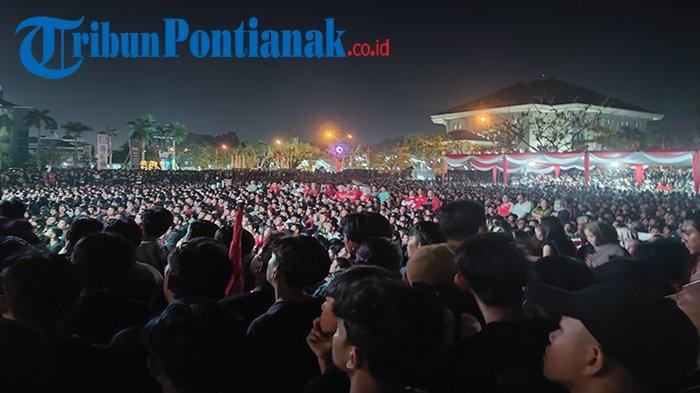 Ribuan masyarakat tumpah ruah di halaman Kantor Gubernur Kalimantan Barat untuk menyaksikan atau nonton bareng pertandingan sepakbola Piala AFC U-23 2024 antara Indonesia Vs Uzbekistan, Senin 29 Maret 2024 malam.
