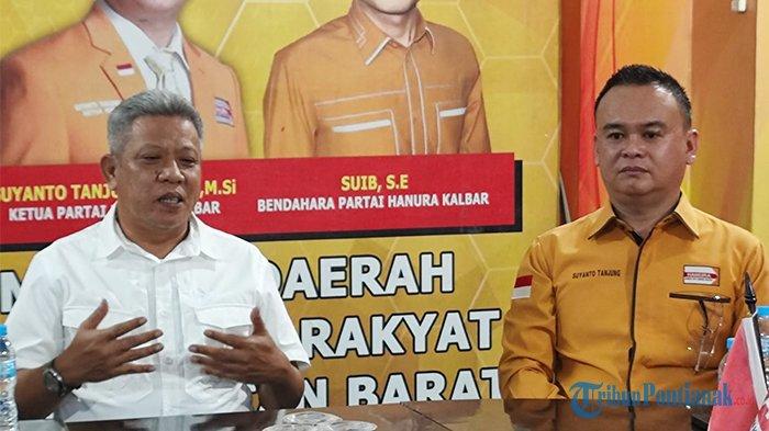 Muda Mahendrawan saat berbincang dengan Ketua DPD Partai Hanura Kalbar Suyanto Tanjung usai kembalikan berkas pendaftaran Cagub Pilkada Kalbar 2024 di DPD Partai Hanura Kalbar, pada Sabtu 11 Mei 2024.