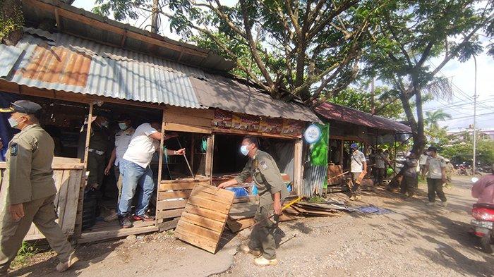Satpol PP Kalbar Bongkar Deretan Warung di Samping RSUD Soedarso, Seorang  Pedagang Histeris - Tribunpontianak.co.id