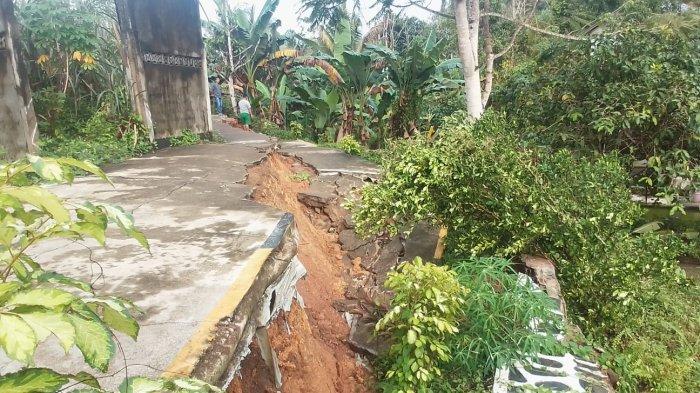 Suasana dilokasi longsor di Gg Bhineka, Jalan RE Martadinata, Kecamatan Kapuas, Kabupaten Sanggau, Kalimantan Barat, Sabtu 2 Maret 2024.