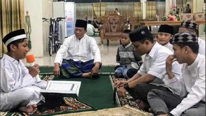 Kapolda Kalbar Irjen Didi Haryono bersama anak panti asuhan Al Amin mengaji bersama dalam rangka Khataman Al Quran pada Sabtu (1/12) malam di rumah dinas Jabatan Kapolda Kalbar