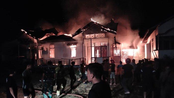 Kobaran api saat membakar rumah dinas miliknya Dinas Kesehatan Kabupaten Kapuas Hulu, pada Rabu 1 Mei 2024 sekitar pukul 18.30 WIB.